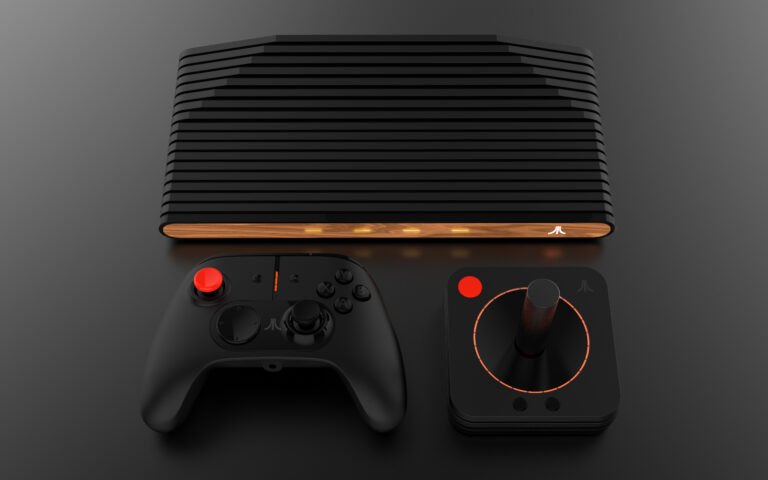 Offizielles Atari-VCS-Pressemotiv von März 2018 mit Konsole, Classic Joystick und Modern Controller im Prototypenstand - Bild: Atari Inc.
