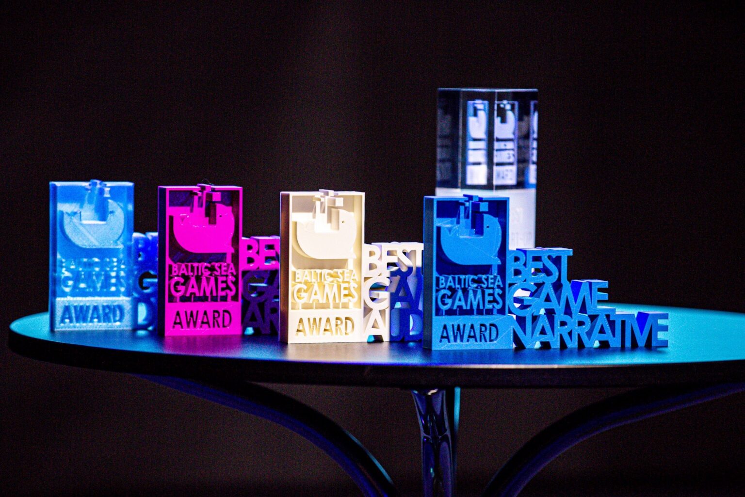 Trophäen des Baltic Sea Games Award 2019 auf einem Tisch - Bild: BGZ / Mindaugas Mikulenas
