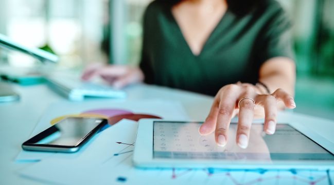 Hände auf einem Notebook-Touchpad, Symbolbild zur Bürgerbefragung Cyber-Sicherheit - Bild: BSI (GettyImages, katleho Seisa)
