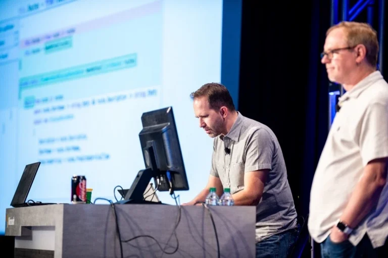 Scott Hanselman und Scott Hunter bei der .NET-Präsentation auf der Build 2018 - Bild: Microsoft