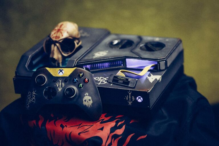 Individuelle Cyberpunk-2077-Xbox-One-X-Konsole und Controller für Friendly Fire 2019 - Bild: Xbox Wire DACH