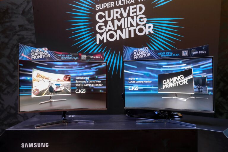 Samsung-CJG5-Monitore am Deep-Silver-Messestand auf der gamescom 2018 - Bild: Samsung