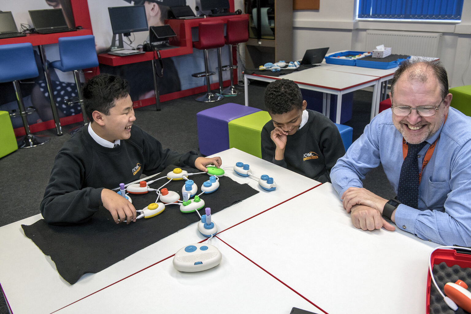 Daniel und Rico mit IT-Lehrer Jonathan Fogg beim Test von Code Jumper am New College Worcester - Bild: Microsoft / Jonathan Banks