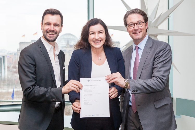 Felix Falk, Dorothee Bär und Andreas Scheuer mit der neuen DCP-Vereinbarung im November 2019 - Bild: Bundesregierung / Lene Münch