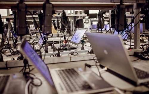 Notebooks an verkabelten Arbeitsstationen zur Geräteaufbereitung - Bild: Dell Technologies
