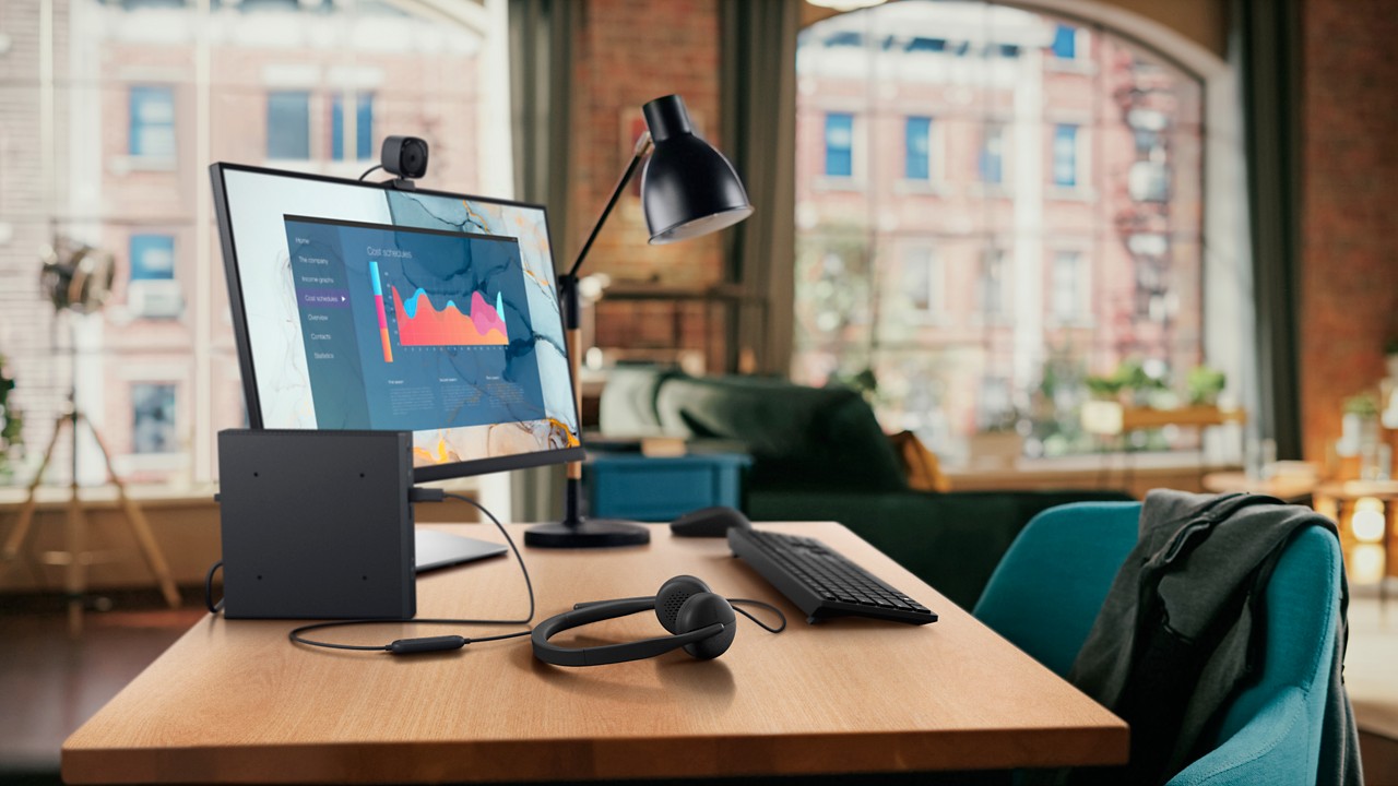 Dell WH3024 Headset an einem Büroarbeitsplatz - Bild: Dell Technologies