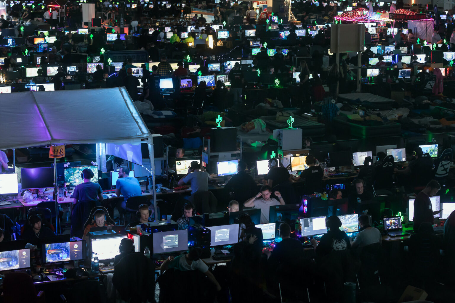LAN-Bereich der DreamHack Leipzig 2020 mit PC-Plätzen und Teilnehmern - Bild: DreamHack Leipzig