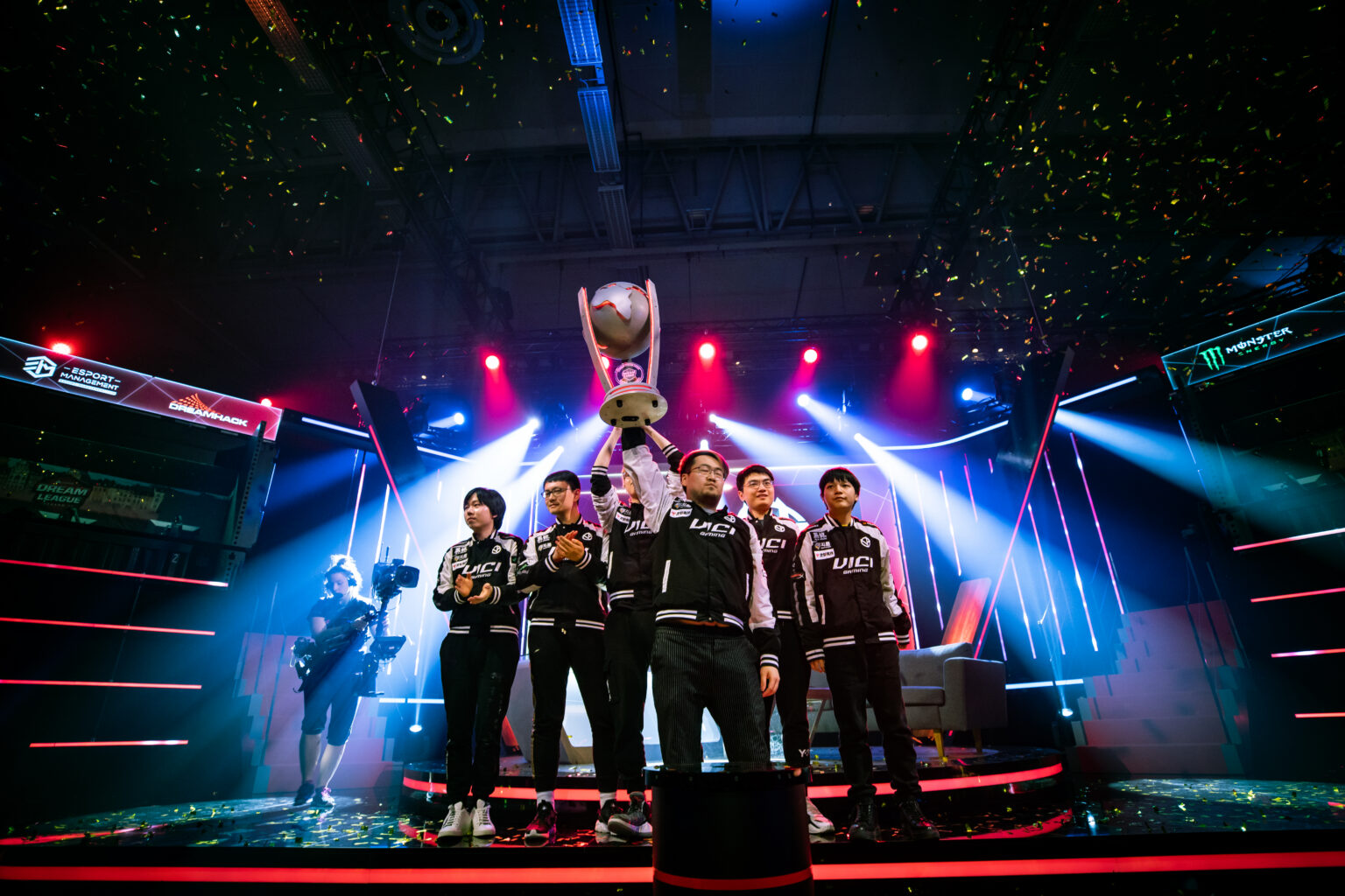 DreamLeague-Team mit Pokal, Archivmotiv zur Ankündigung, nicht das Leipziger Finale - Bild: DreamHack