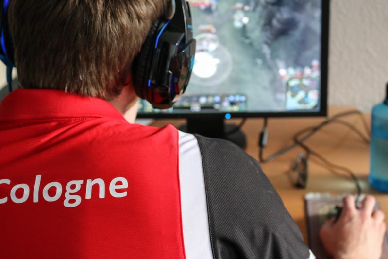 E-Sportler am Computer - Bild: Deutsche Sporthochschule Köln