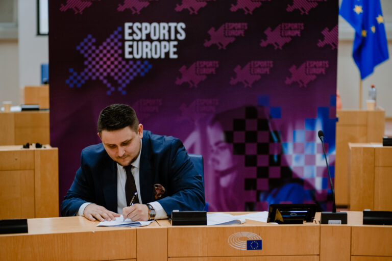 Unterzeichnung bei der EEF-Gründung, deren Vertretungsanspruch anschließend kritisiert wurde - Bild: Esports Association