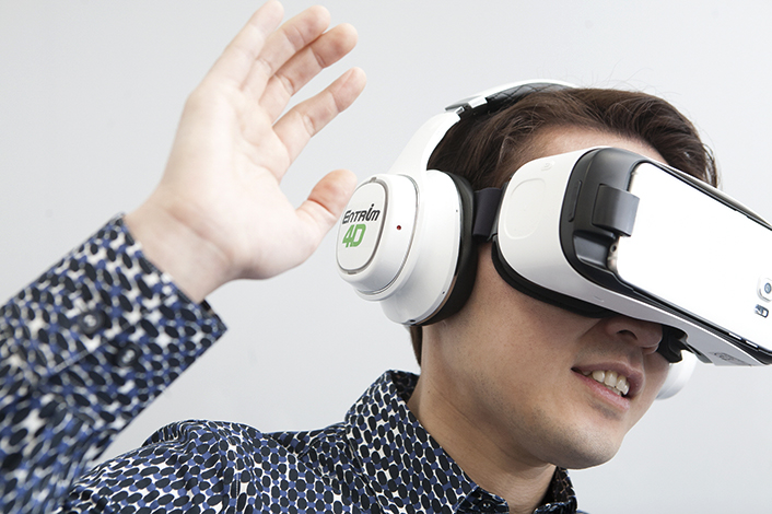 Vorführung des Entrim-4D-Prototypen zusammen mit einer Gear-VR-Brille bei SXSW 2016 - Bild: Samsung Electronics