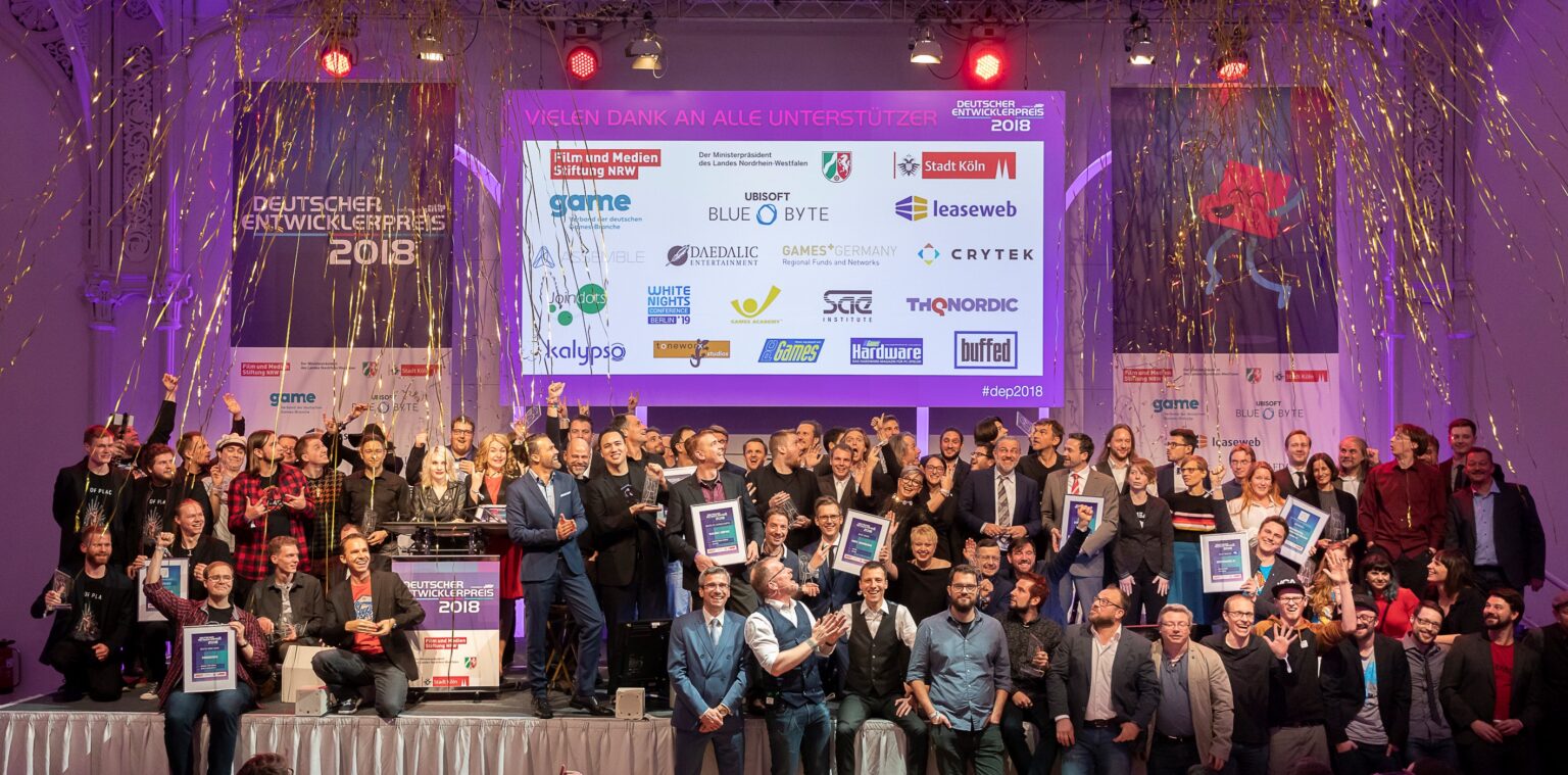Gewinnerinnen und Gewinner des Deutschen Entwicklerpreises 2018 auf der Bühne in der Kölner Flora - Bild: Matthias Kneppeck und Guido Schiefer / Deutscher Entwicklerpreis