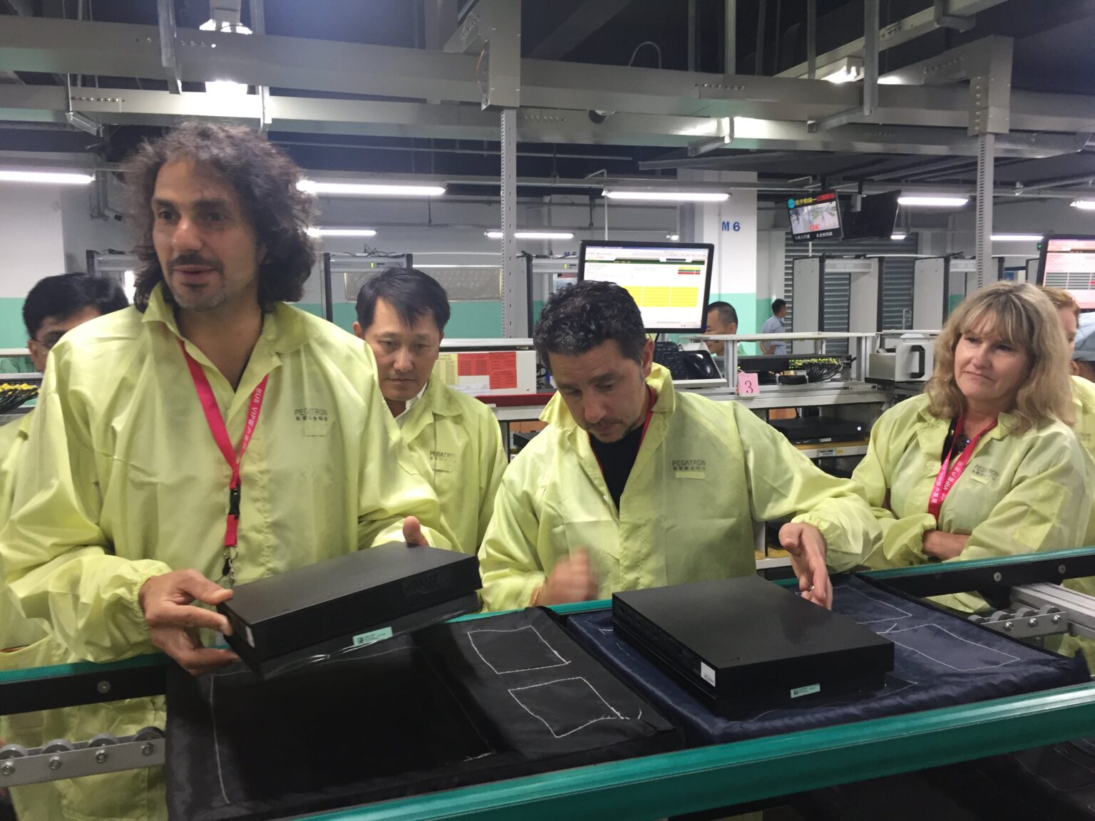 Panos Panay und sein Team an einer Fertigungslinie mit Xbox-One-X-Konsolen, veröffentlicht von Phil Spencer - Bild: Phil Spencer / Xbox