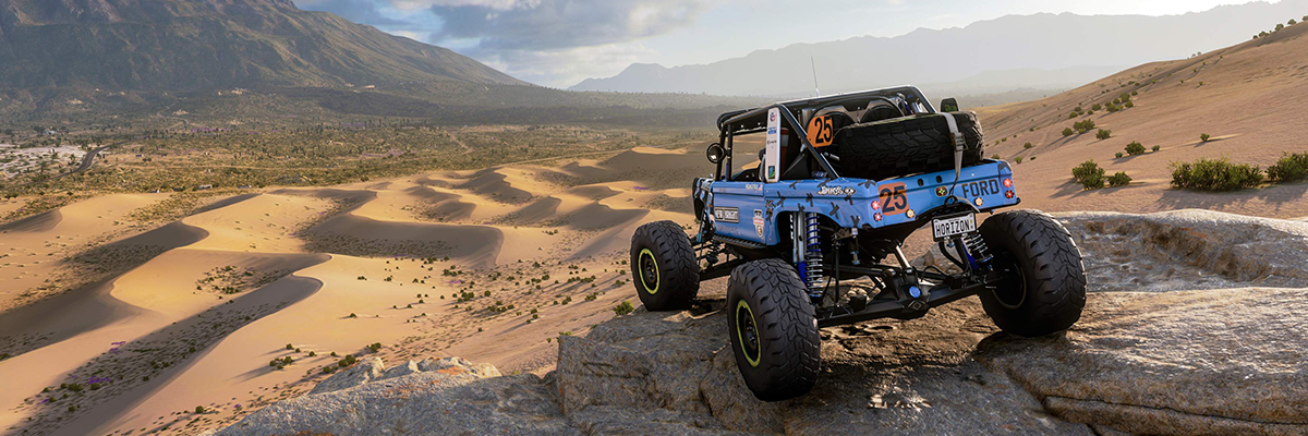 Blaues Geländefahrzeug vor einer Wüstenlandschaft in Forza Horizon 5 - Bild: Playground Games / Xbox Game Studios