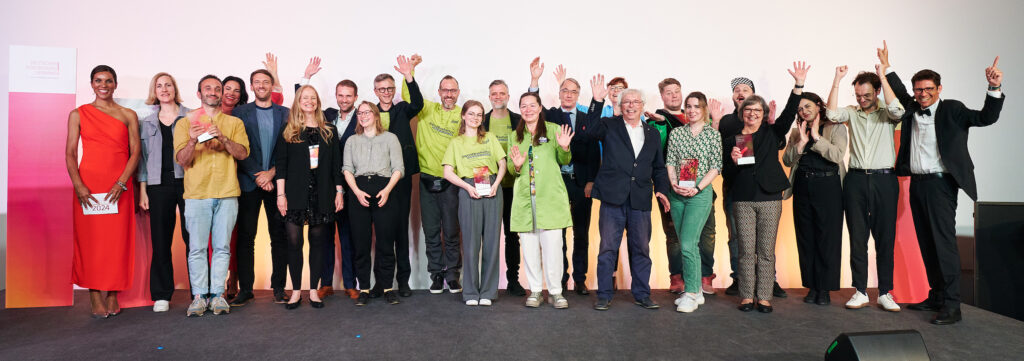 Gruppenfoto aus der offiziellen Pressemitteilung zum Deutschen Fundraising Preis 2024 - Bild: Deutscher Fundraising Verband