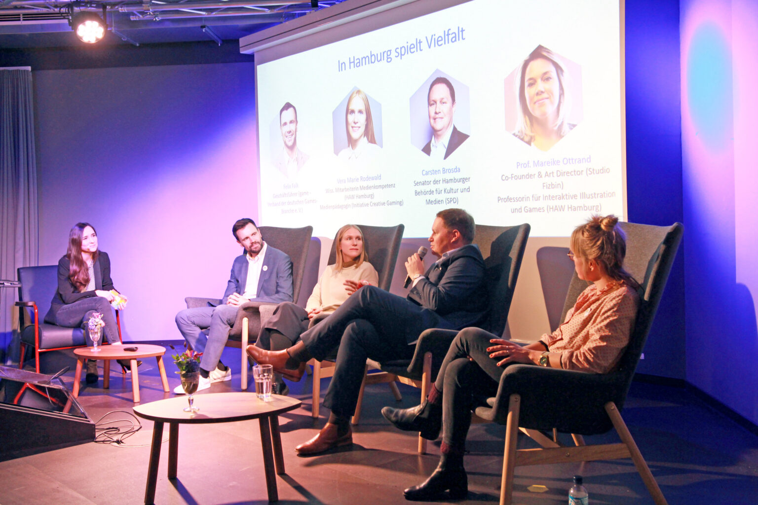 Podium der fünften Games-Compass-Ausgabe in Hamburg zum Thema Vielfalt im Januar 2020 - Bild: Gamecity Hamburg
