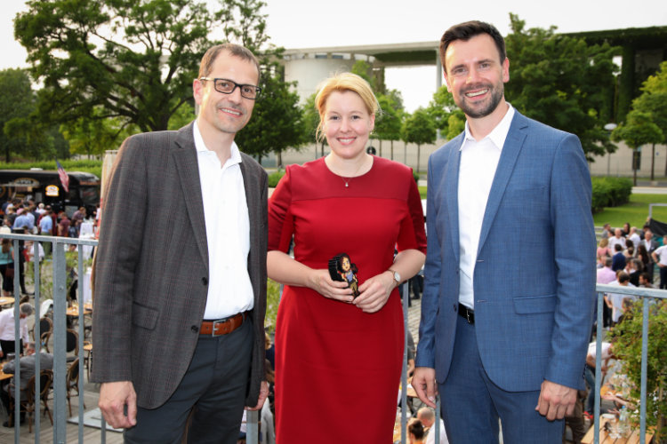 Ralf Wirsing, Franziska Giffey und Felix Falk beim game-Sommerfest 2019 - Bild: game / James Coldfrey