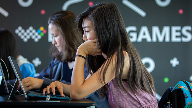 Teilnehmerinnen von Girls Make Games arbeiten an Notebooks - Bild: Xbox Wire