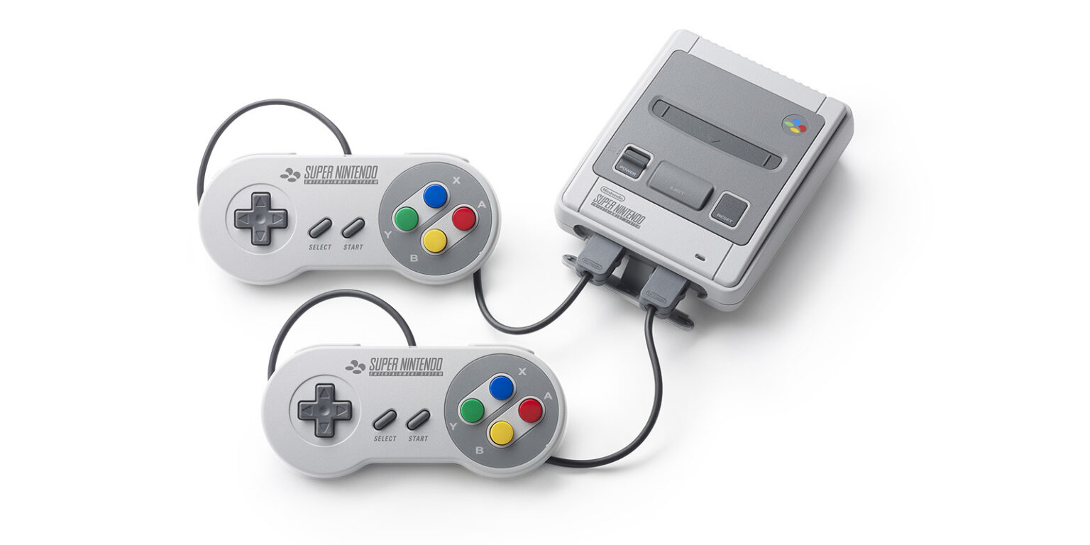 Offizielles Nintendo-Produktmotiv der SNES Classic Mini mit zwei Controllern, keine Hakchi2-Oberfläche - Bild: Nintendo