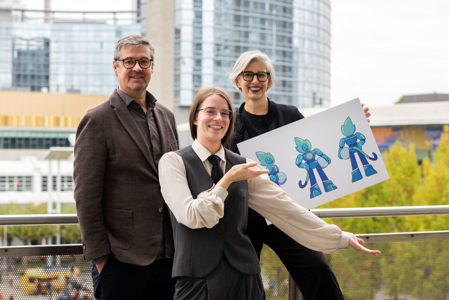 Christian Hoppenstedt, Pauline Lechler und Manuela Schiffner bei der Vorstellung des Siegerentwurfs für den Games Hub Hessen - Bild: Wirtschaftsförderung Frankfurt / Tamara Eda Temuçi