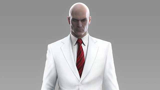 Agent 47 im weißen Anzug, offizielles Charakterbild aus Hitman von 2016 - Bild: IO Interactive / PlayStation Blog