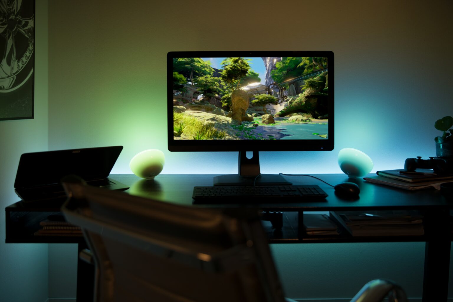 Gaming-Schreibtisch mit Philips-Hue-Leuchten und farbigem Raumlicht - Bild: Signify