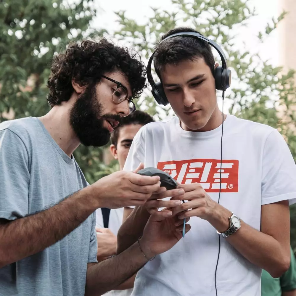Personen mit einem Controller auf einem offiziellen Projektfoto zur IIDEA-Initiative Game to Human, Symbolbild - Bild: IIDEA / Imageware
