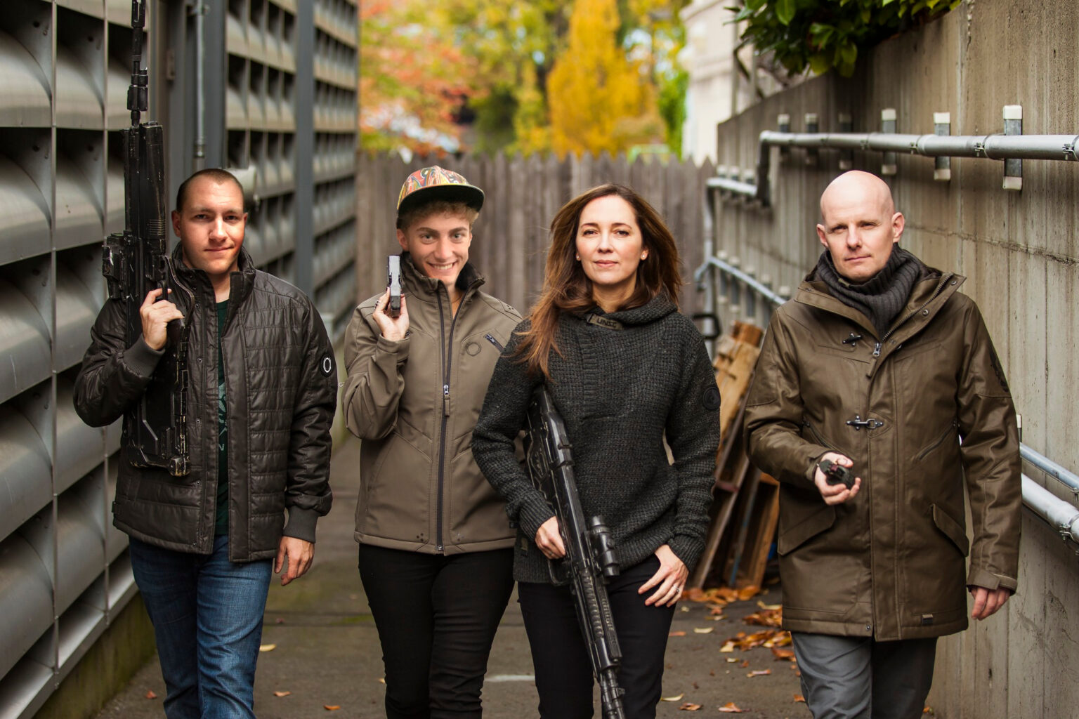 Foto mit vier Personen und Requisiten aus der Stellungnahme zu Installation 01, historisches Quellmotiv - Bild: Installation 01