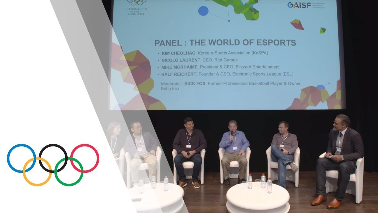 Podium beim IOC-E-Sport-Forum im Juli 2018, Vorschaubild des offiziellen Videos - Bild: IOC Media
