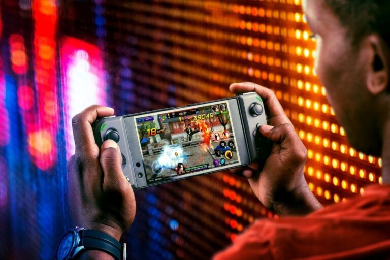 Razer Junglecat mit seitlich montierten Controllerhälften an einem Gaming-Smartphone - Bild: Razer