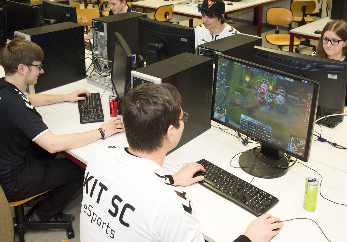 E-Sportler des KIT SC beim gemeinsamen Training an PC-Arbeitsplätzen, offizielles Pressefoto von 2017 - Bild: Tanja Meißner / KIT