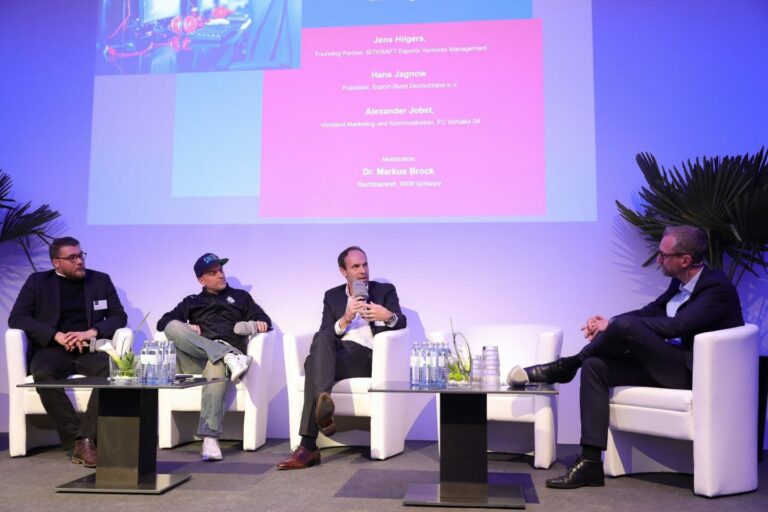 Podiumsdiskussion über E-Sport-Investitionen beim Esport Level-Up 2019 in Berlin - Bild: FC Schalke 04