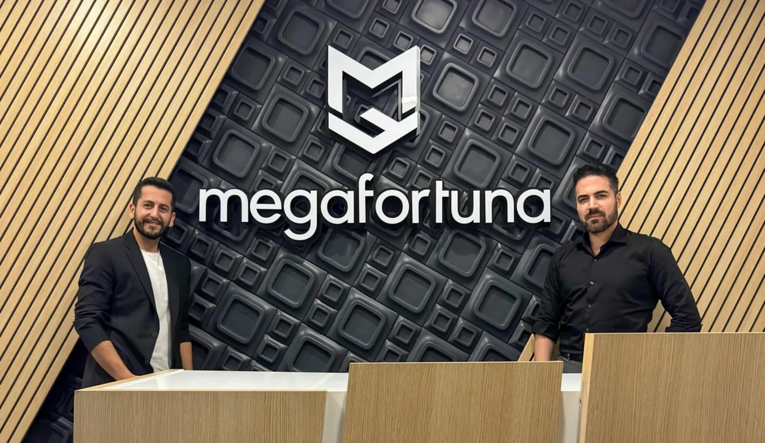 Offizielles Foto der Mega-Fortuna-Gründer zur Aonic-Investition im Januar 2025 - Bild: Aonic / Mega Fortuna