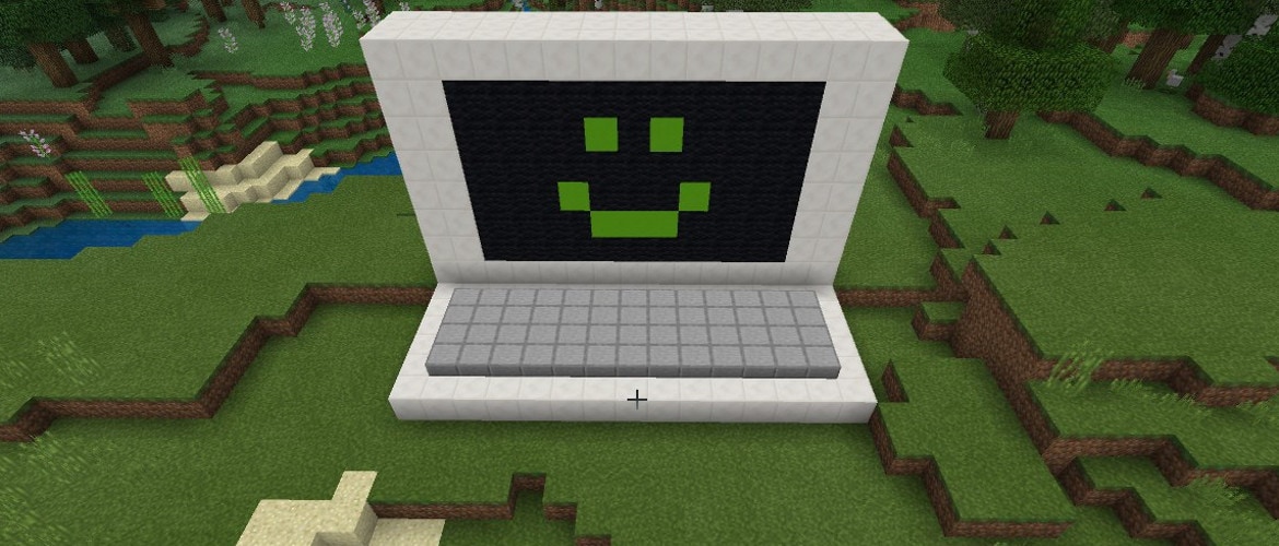 Aus Minecraft-Blöcken gebauter Laptop mit grünem Gesicht auf dem Bildschirm - Bild: Mojang