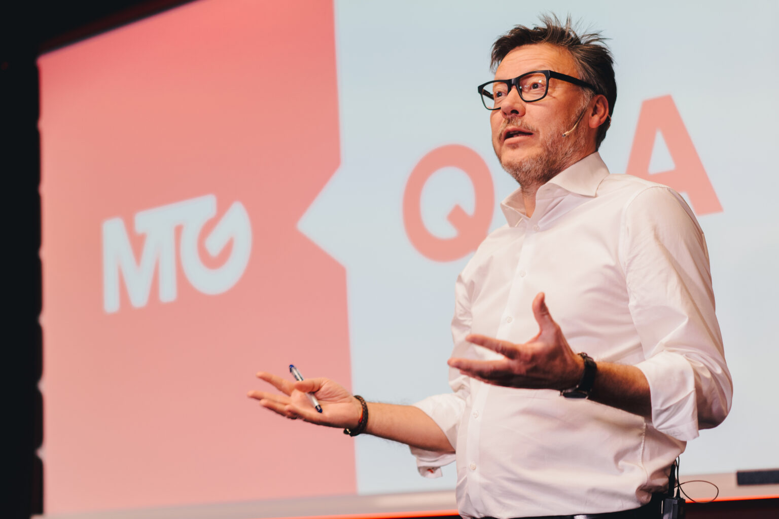Offizielles MTG-Pressefoto von 2019 mit Präsentation vor dem Konzernlogo - Bild: MTG / Henrik Bjorkman