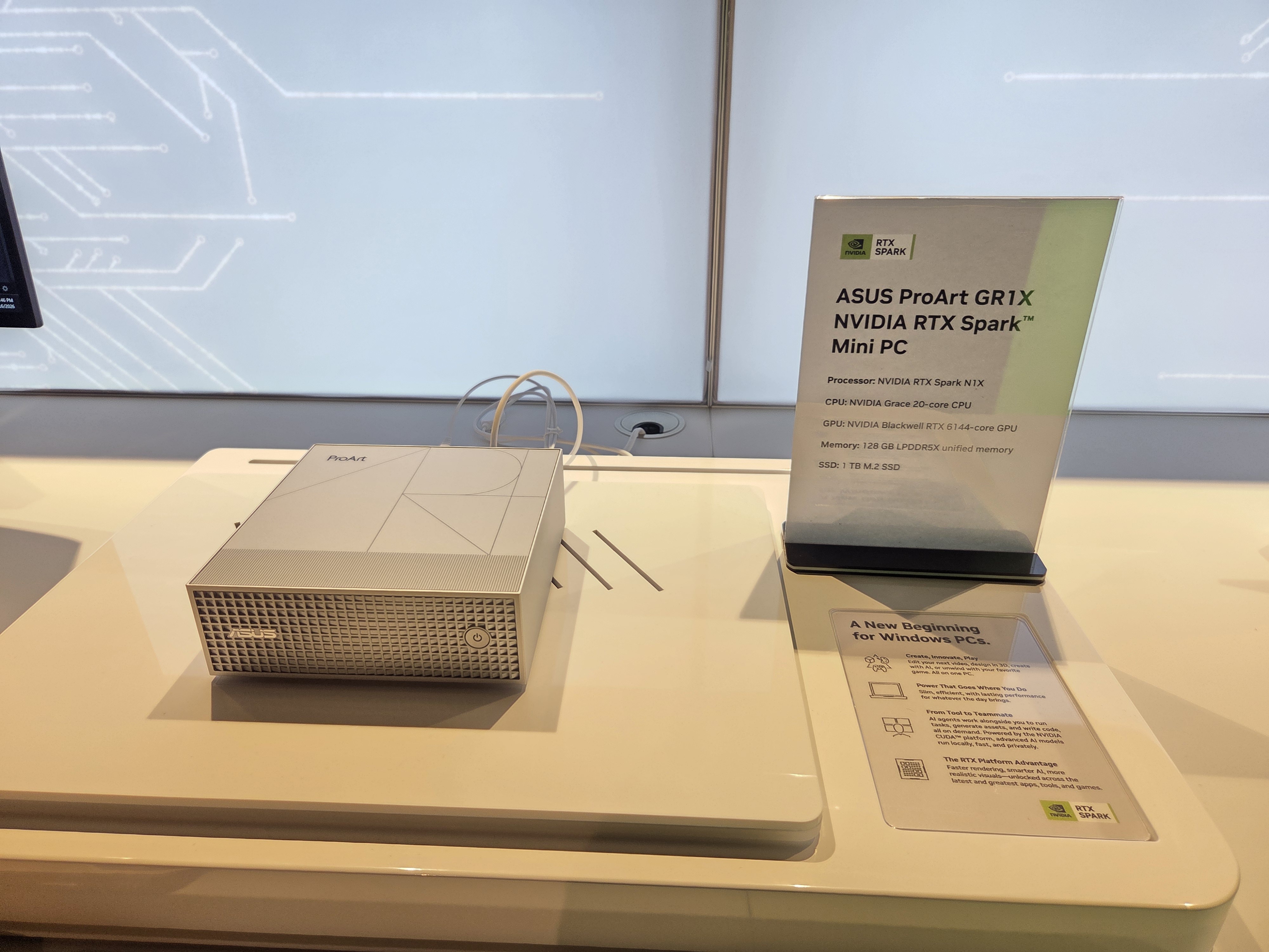 ASUS ProArt GR1X neben dem Datenblatt mit 128 GB gemeinsamem Speicher beim RTX-Spark-Event in Berlin