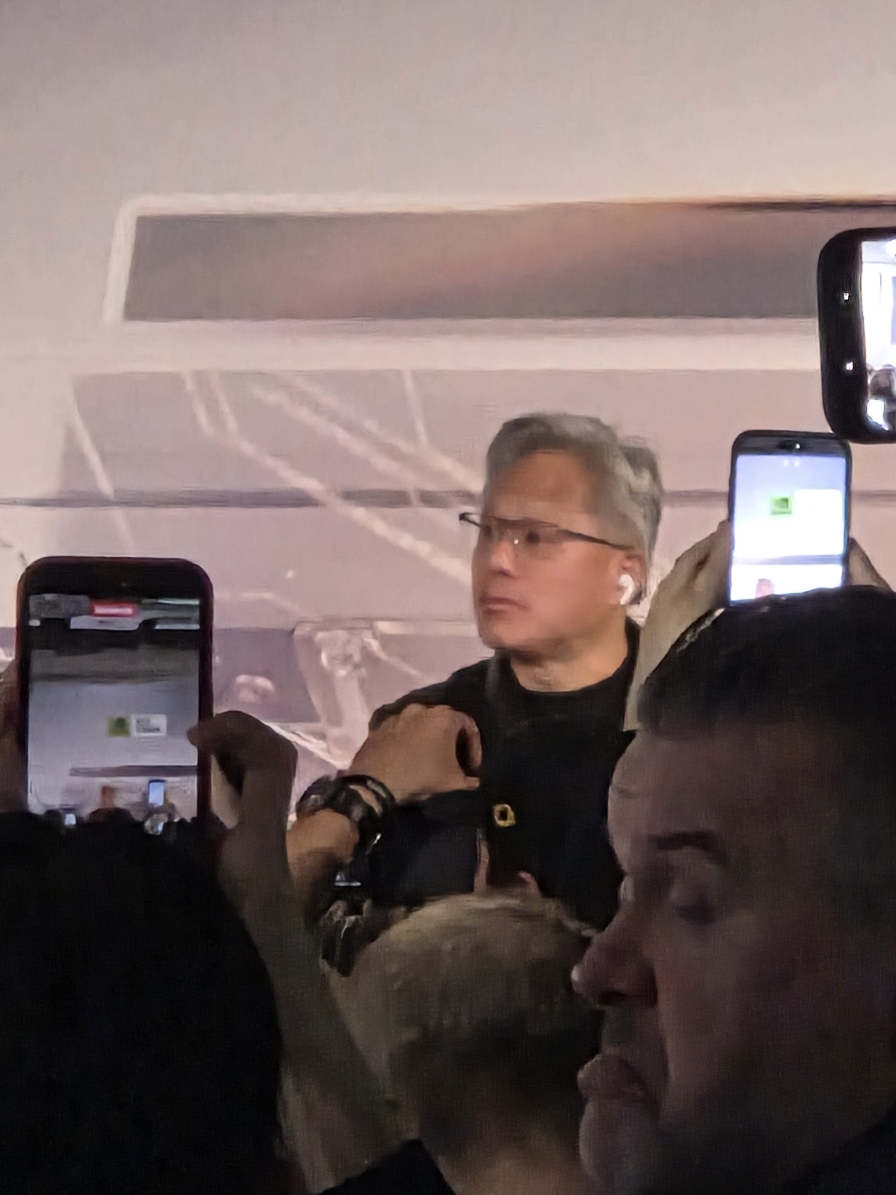 Jensen Huang zwischen hochgehaltenen Smartphones und Kameras beim RTX-Spark-Event im XPERION Berlin
