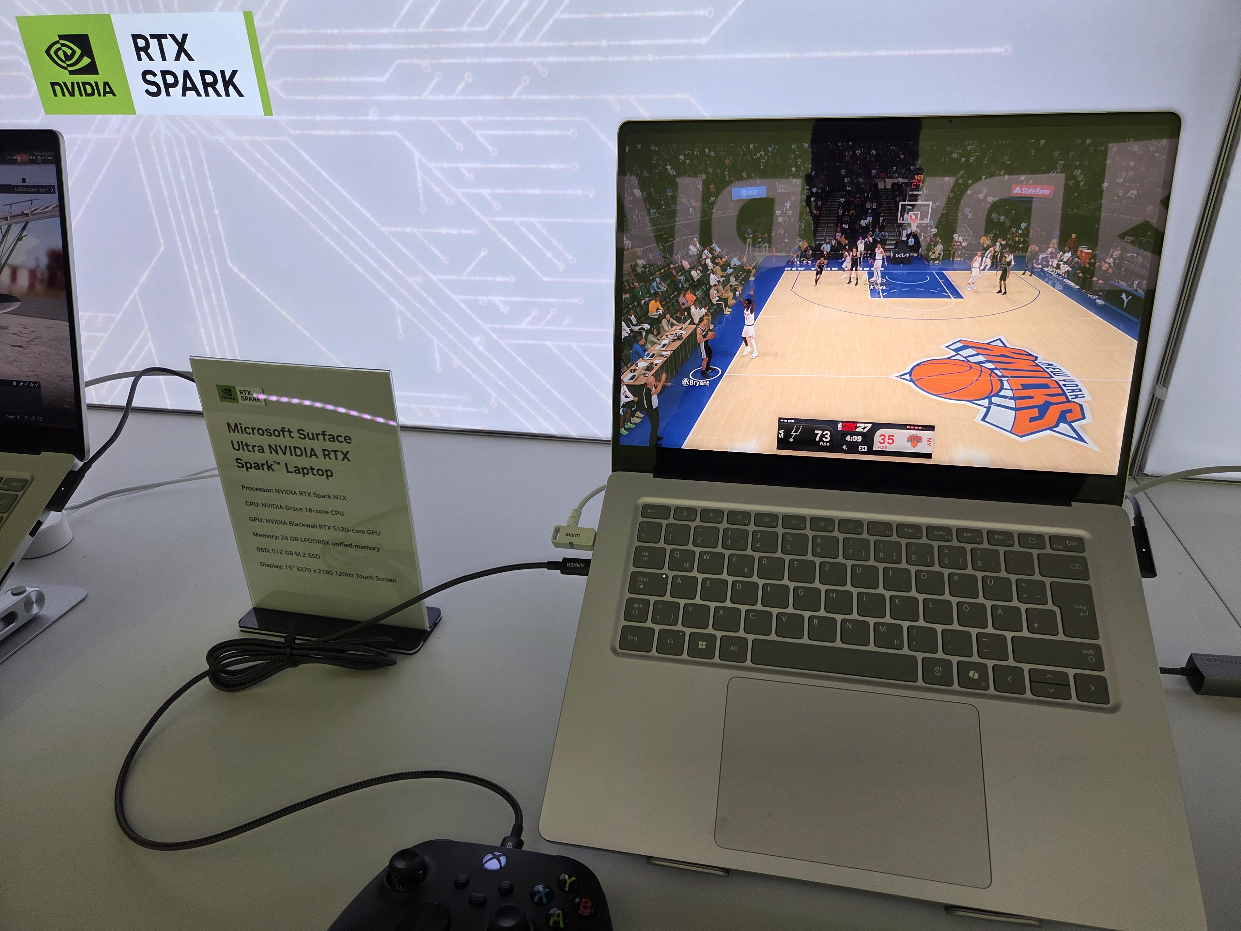 NBA 2K27 auf einem ausgestellten RTX-Spark-Notebook mit angeschlossenem Controller