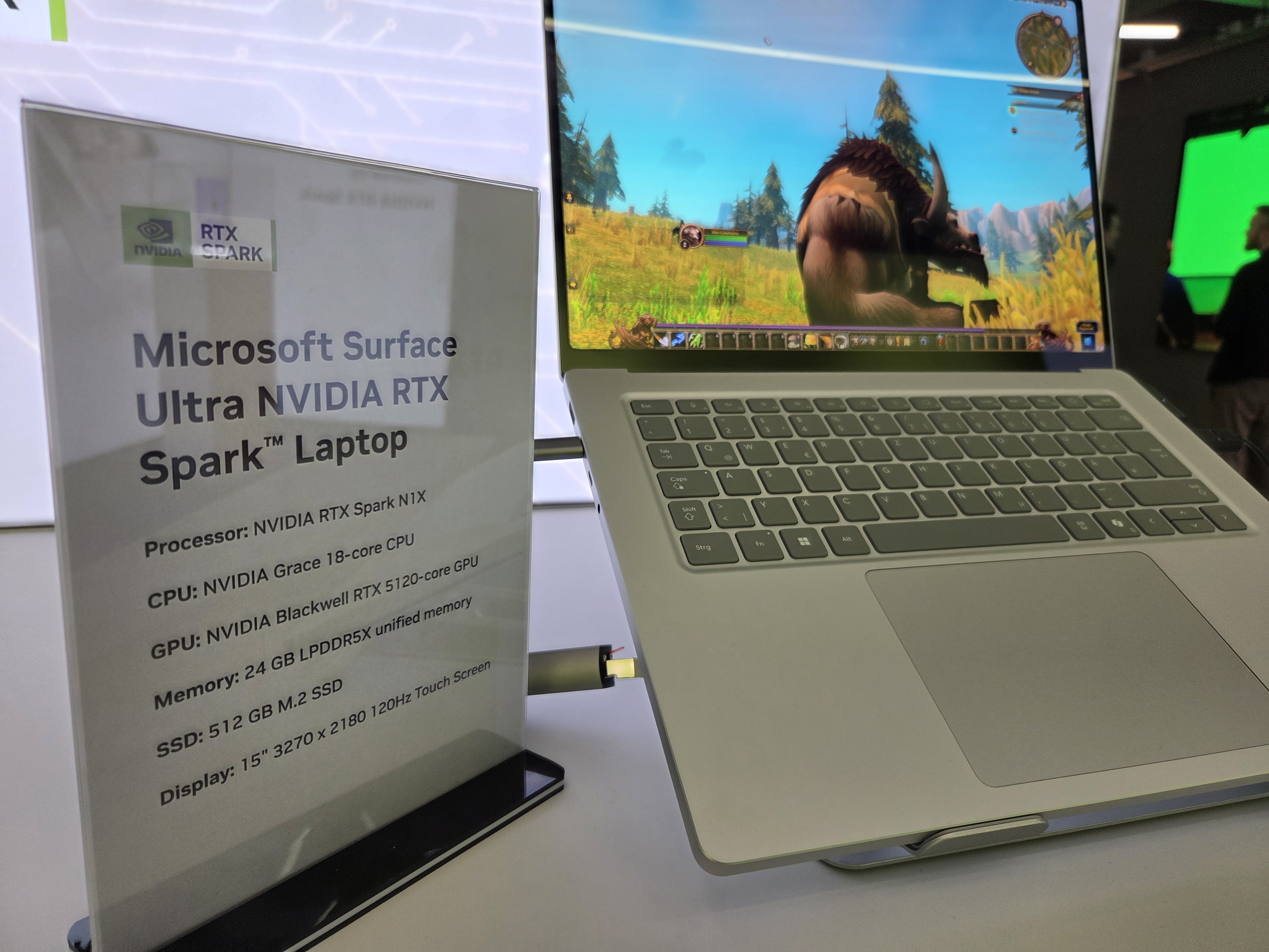 Microsoft Surface Ultra mit World of Warcraft und einem Aufsteller zur Ausstattung mit 24 GB gemeinsamem Speicher