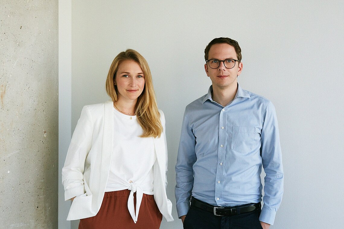 Julia Pfiffer und Tim Schmitz auf einem offiziellen astragon-Pressefoto von 2025, Symbolbild zum Führungswechsel - Bild: astragon Entertainment / Sabrina Weniger