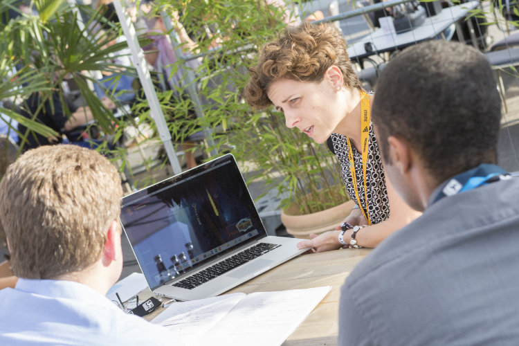 Projektvorstellung am Notebook bei einer früheren Pitch-&-Match-Veranstaltung - Bild: Zweilux/game
