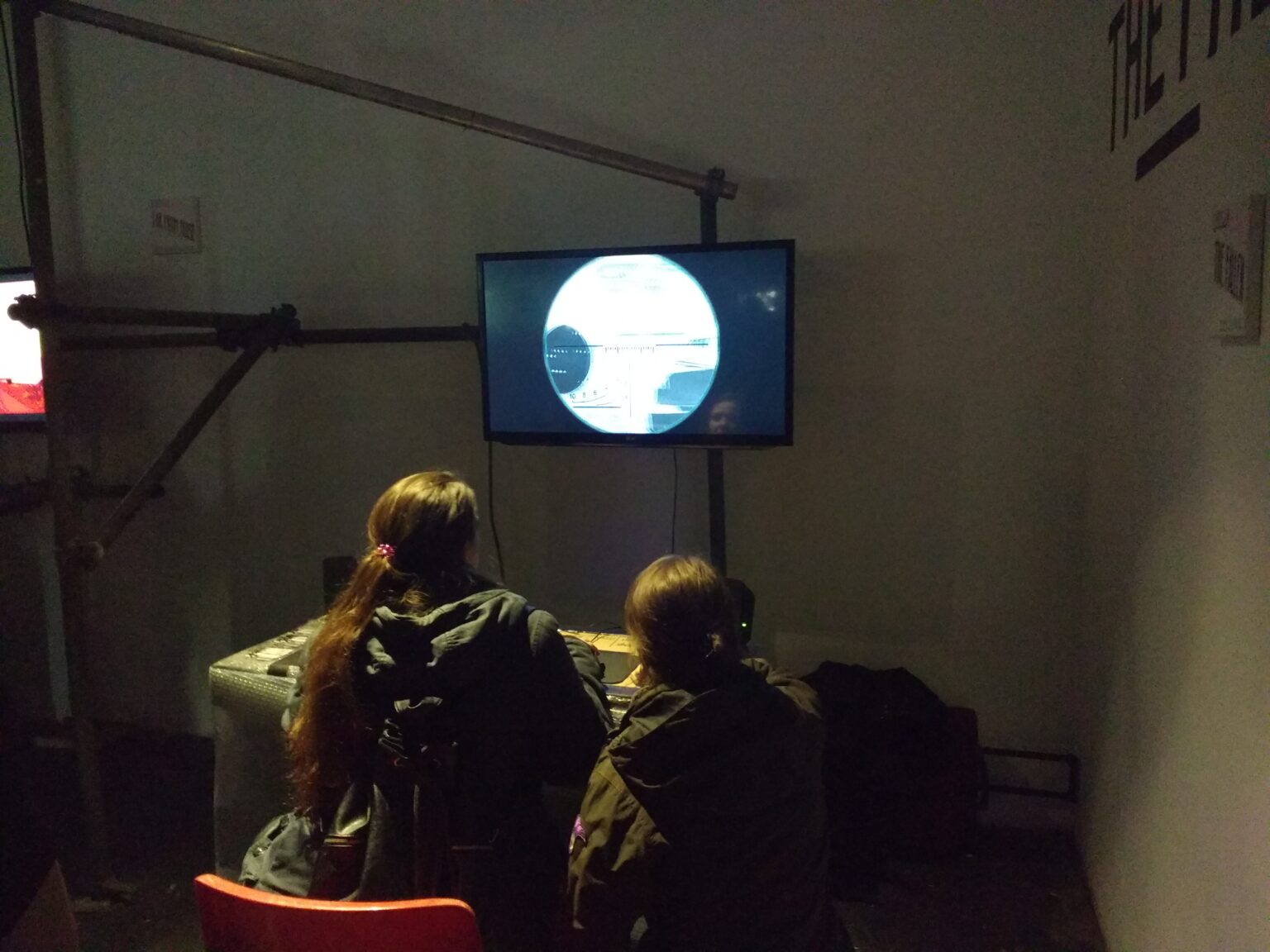 Zwei Personen vor einem Spielmonitor, Symbolmotiv von gold extra, keine belegte Aufnahme der Play Austria 2017 - Bild: gold extra