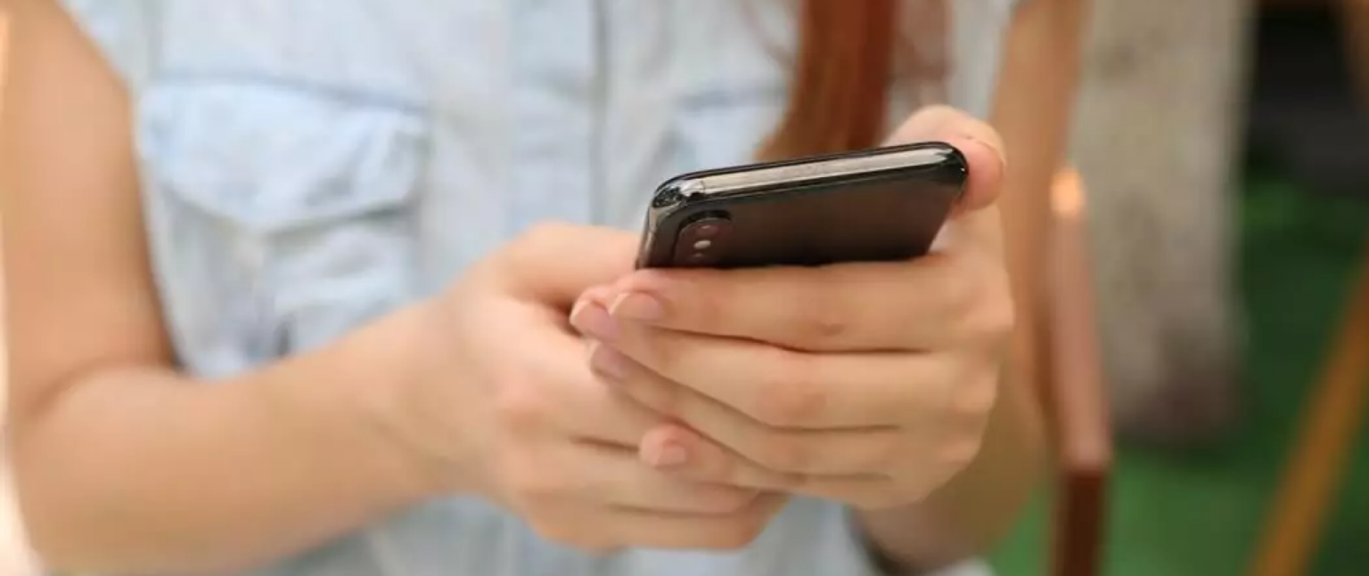 Symbolfoto einer Person mit Smartphone aus dem ursprünglichen Interviewbeitrag - Bild: ironSource / Unity