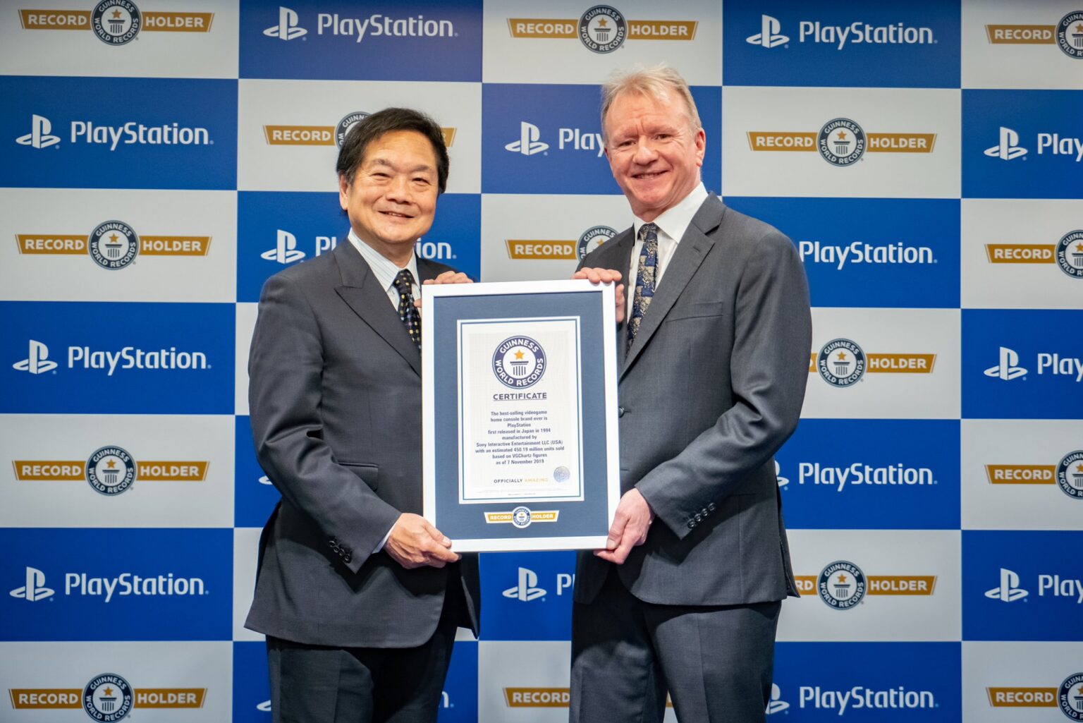 Guinness-Urkunde für die PlayStation-Heimkonsolenmarke bei der Übergabe - Bild: PlayStation