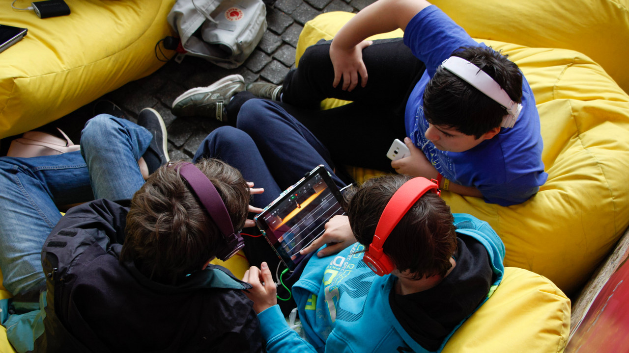 Archivmotiv der Projekttage Games mit Jugendlichen, Kopfhörern und Tablet, keine Aufnahme eines Online-Workshops - Bild: Jenny Neufeld / Stiftung Digitale Spielekultur