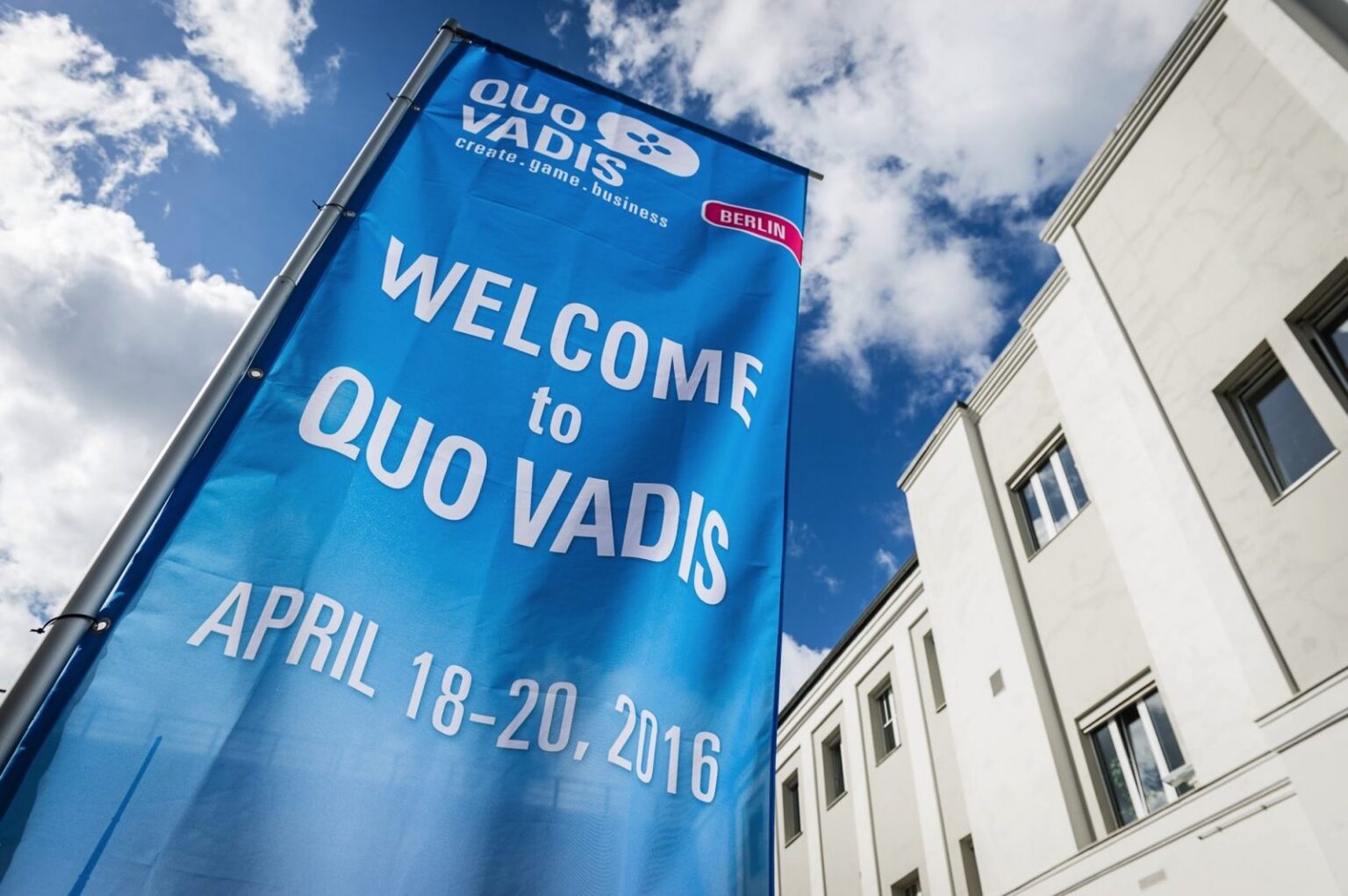 Fahne der Quo Vadis mit dem Termin 18. bis 20. April 2016 in Berlin, historisches Konferenzmotiv - Bild: Ulf Büschleb / Quo Vadis, via curatomic