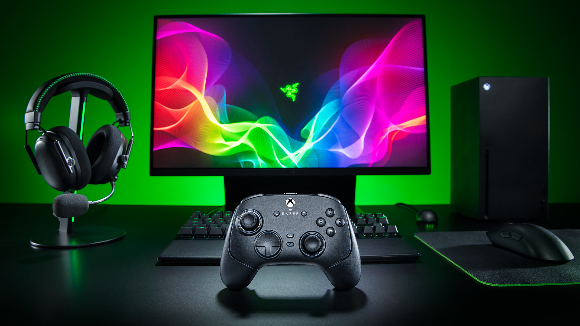 Razer Wolverine V4: Kapazitive Sticks und 8.000 Hz am PC Wolverine-V4-Controller vor einem PC- und Xbox-Aufbau im offiziellen Razer-Produktmotiv - Bild: Razer