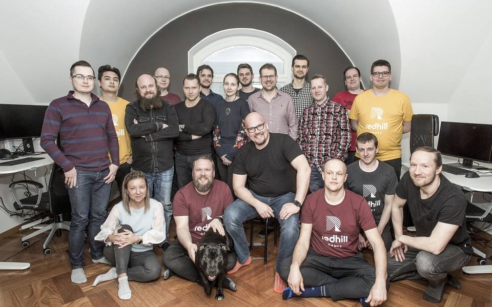 Gruppenaufnahme des Redhill-Games-Teams in Büroräumen, veröffentlicht zur Finanzierungsrunde - Bild: Play Ventures / Redhill Games