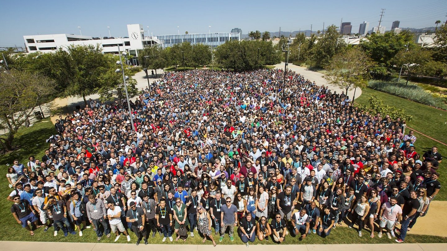 Von Riot Games veröffentlichtes Gruppenbild auf dem Firmengelände - Bild: Riot Games