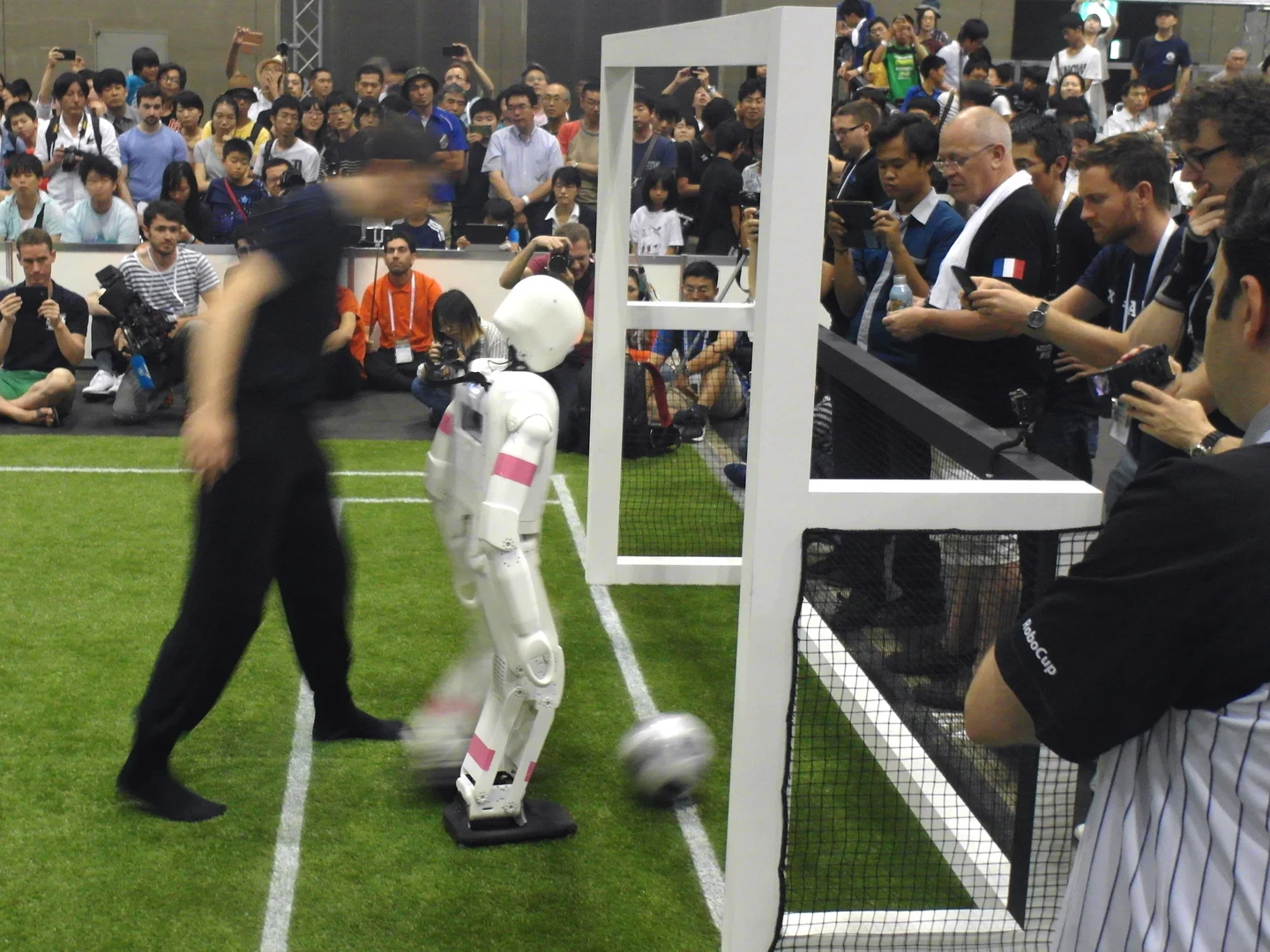 NimbRo-OP2 beim AdultSize-Finale des RoboCup 2017 in Nagoya - Bild: Team Nimbro/Uni Bonn
